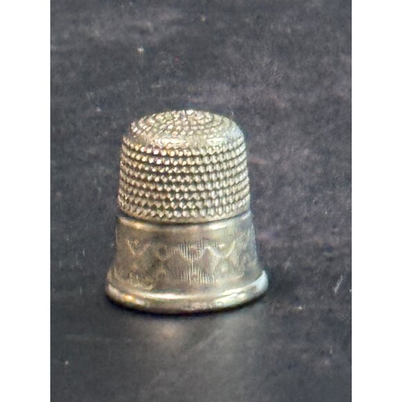 Antique Silver Sewing Thimble Engraved Design Made In England Collectible Vintag - Picture 1 of 5